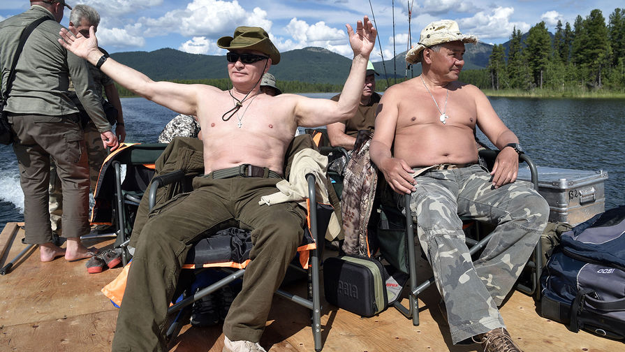 Президент России Владимир Путин и министр обороны Сергей Шойгу во время рыбалки на&nbsp;озерах в&nbsp;Туве в&nbsp;первых числах августа 2017&nbsp;года