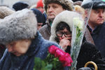 Люди около входа в МХТ имени Чехова во время церемонии прощания с Олегом Табаковым, 15 марта 2018 года