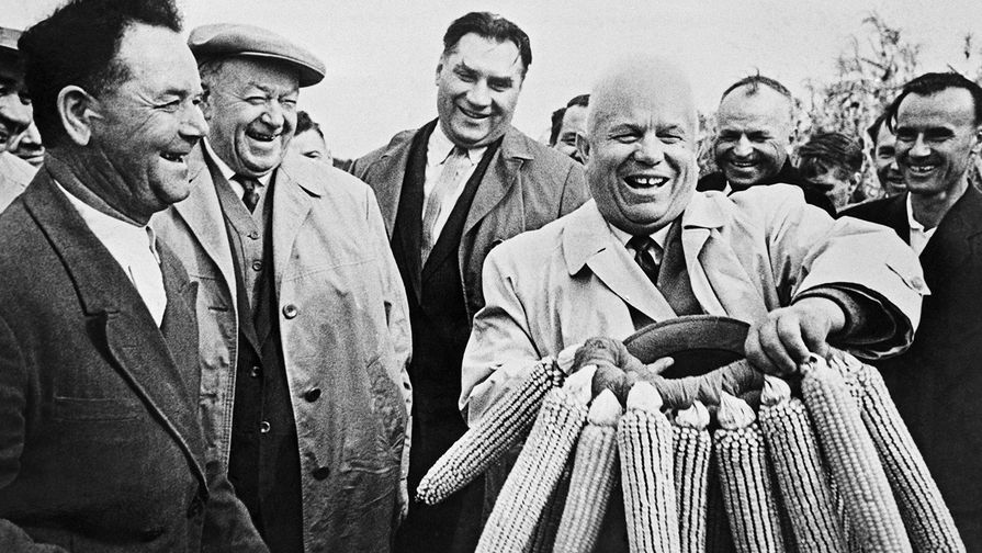 Генсек ЦК КПСС Никита Хрущев с&nbsp;подаренным венком кукурузы в&nbsp;одном из&nbsp;украинских колхозов, 1963 год
