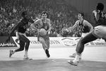VI чемпионат мира по баскетболу, 1970 год. Игра команд СССР и США, с мячом – Сергей Белов