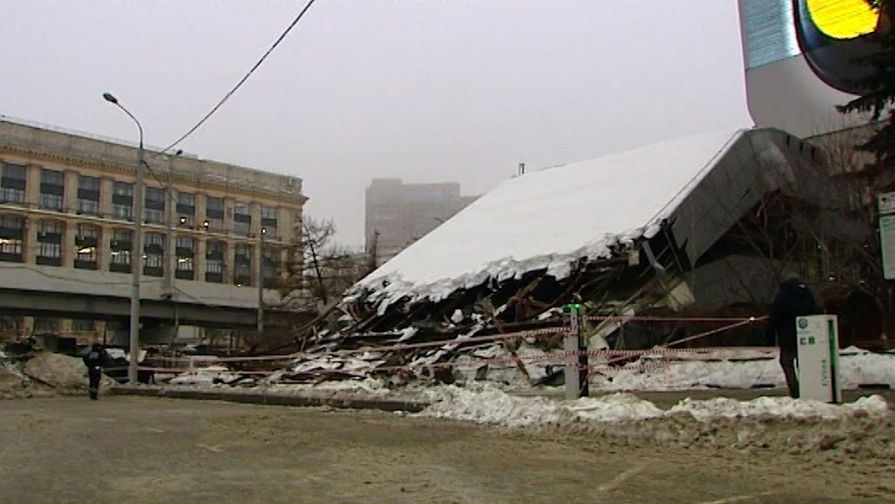 Последствия обрушения навеса над&nbsp;входом в&nbsp;здание Института «Гидропроект» на&nbsp;Волоколамском шоссе, 1 февраля 2019 года 