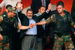 29 июня 2012 года. Президент Египта (30 июня 2012 года — 3 июля 2013 года) Мухаммед Мурси машет своим сторонникам на площади Тахрир в Каире