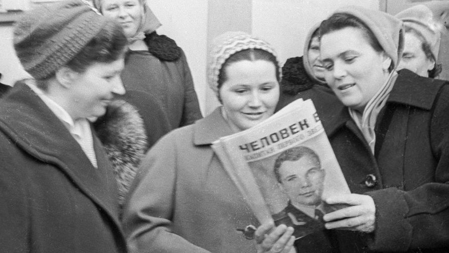 Жена первого в&nbsp;мире космонавта Ю. Гагарина Валентина (в центре) принимает поздравления от подруг, 1961 год