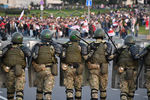 Сотрудники милиции и участники акции протеста в Минске, 23 сентября 2020 года