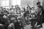 Итальянский писатель Джанни Родари во время встречи с детьми из спортивной секции во Дворце пионеров в Ярославле, 1979 год