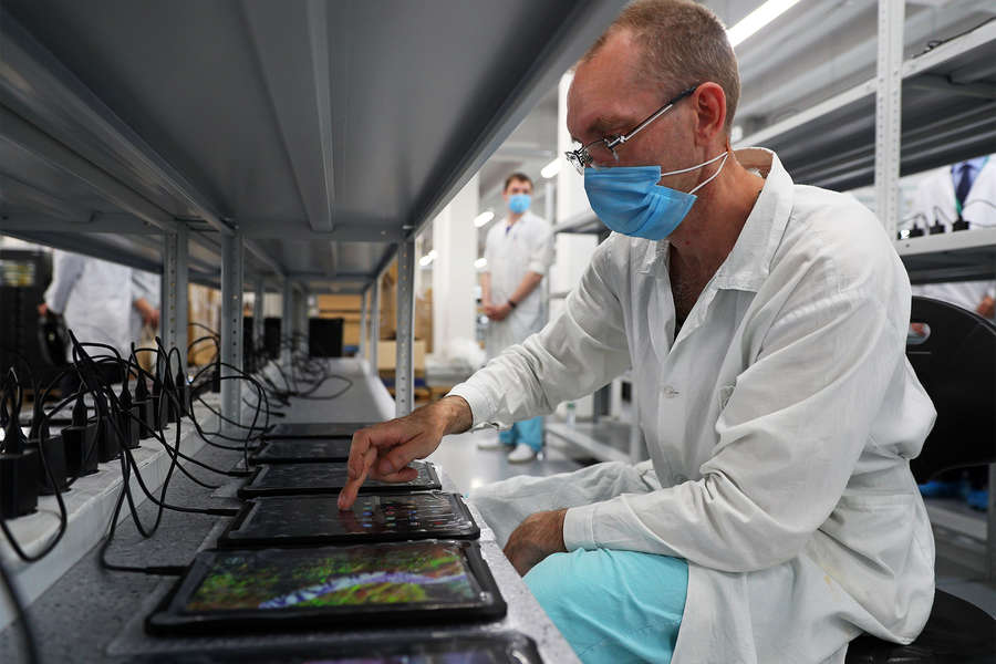 Сотрудник во время производства электронных планшетов на заводе «Аквариус»