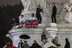 Люди собрались у мемориала королевы Виктории после сообщения о смерти Елизаветы II, 8 сентября 2022 года