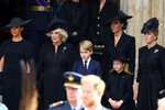 Герцогиня Меган, королева-консорт Камилла, принц Джордж, Принцесса Шарлотта, принцесса Кэтрин и Графиня Софи на похоронах королевы Елизаветы II, 19 сентября 2022 года