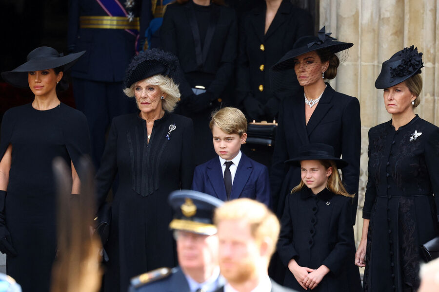 Герцогиня Меган, королева-консорт Камилла, принц Джордж, Принцесса Шарлотта, принцесса Кэтрин и Графиня Софи на&nbsp;похоронах королевы Елизаветы II, 19&nbsp;сентября 2022&nbsp;года