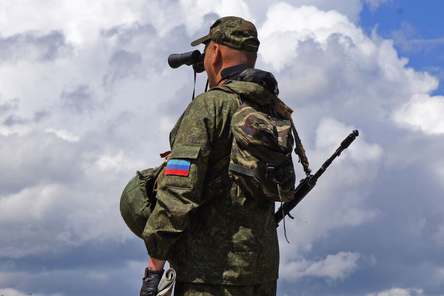 Военнослужащий Народной милиции ЛНР на позициях у линии соприкосновения в Донбассе