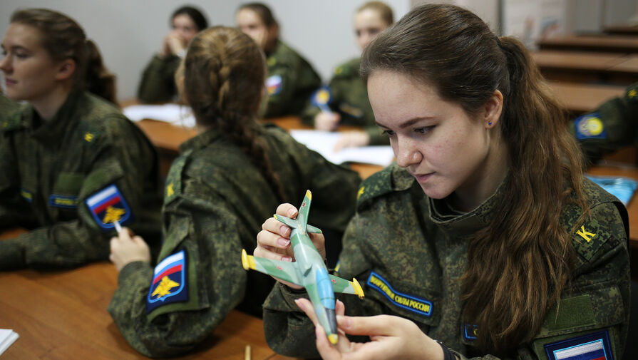 В Краснодарском авиаучилище состоялся первый выпуск женщин-военных летчиков