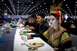 Танцовщица в традиционном тайском костюме обедает в столовой саммита АТЭС, Бангкок, 17 ноября 2022 года