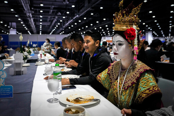 Танцовщица в&nbsp;традиционном тайском костюме обедает в&nbsp;столовой саммита АТЭС, Бангкок, 17&nbsp;ноября 2022&nbsp;года