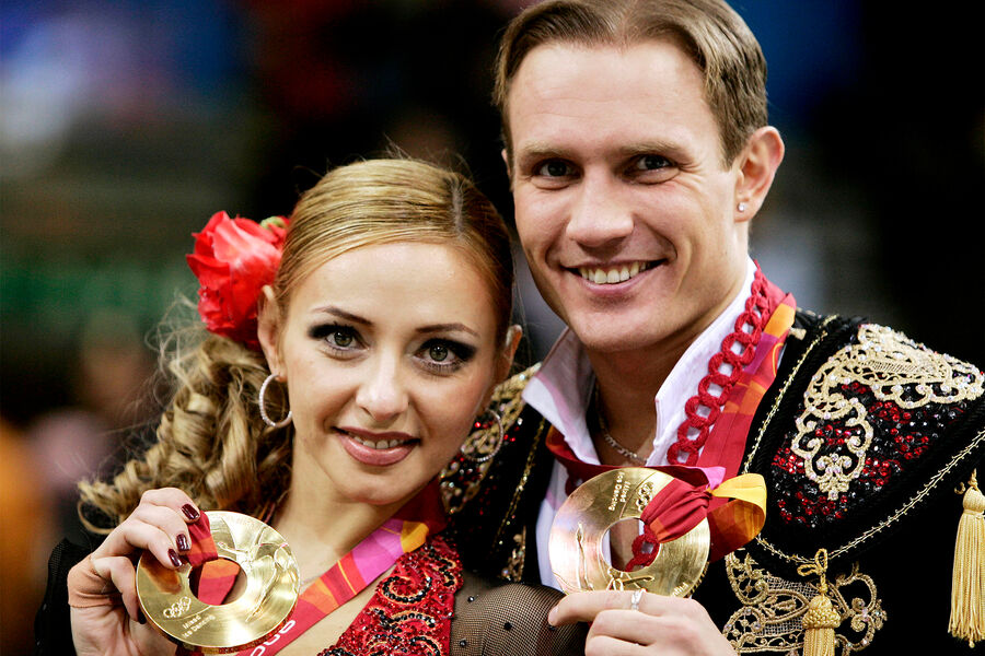 Татьяна Навка и Роман Костомаров с золотыми медалями ХХ зимних Олимпийских игр в Турине, Италия, 2006 год
