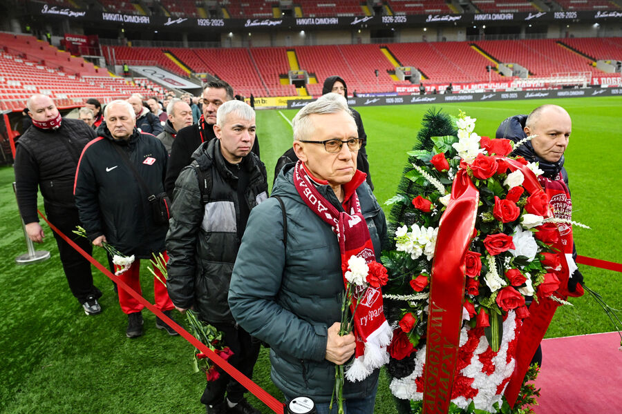 Поклонники и болельщики &laquo;Спартака&raquo; на&nbsp;церемонии прощания с&nbsp;футболистом Никитой Симоняном на&nbsp;стадионе &laquo;Лукойл Арена&raquo; в&nbsp;Москве, 27&nbsp;ноября 2025&nbsp;года