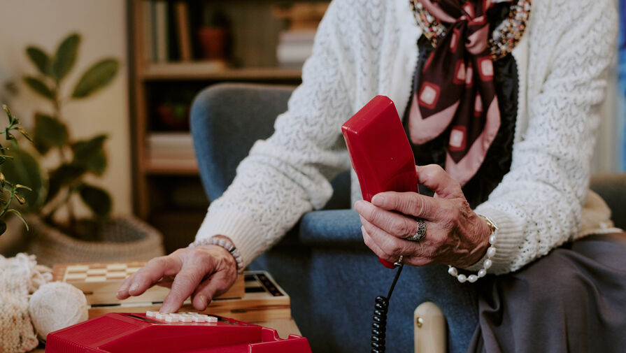 Попалась!: пенсионерка поняла, что ее обманывают, но все равно отдала деньги мошенникам