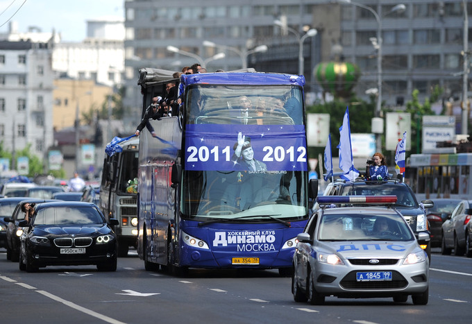 Автобус ХК &laquo;Динамо&raquo; во время автопробега на&nbsp;Новом Арбате