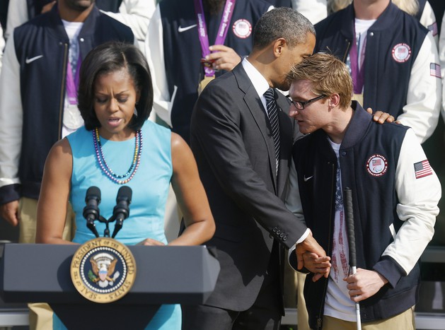 Пловец паралимпиец Брэд Снайдер пожимает руку Барку Обаме