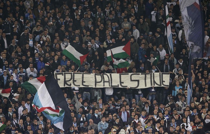Баннер &laquo;Свобода Палестине&raquo; вместе с&nbsp;флагами арабской Палестины в&nbsp;поддержку палестинских арабов во время проходящих на&nbsp;Ближнем Востоке сейчас боевых действий