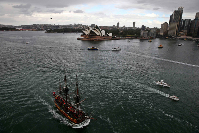 Парад парусников во время Международного смотра флота в&nbsp;Сиднейской бухте