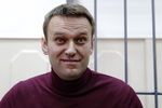 Алексей Навальный (включен в список террористов и экстремистов) во время рассмотрения ходатайства следствия о его домашнем аресте в Басманном суде Москвы