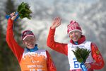 Станислав Чохлаев и ведущий Максим Пирогов, завоевавшие серебряные медали в лыжных гонках на Паралимпиаде
