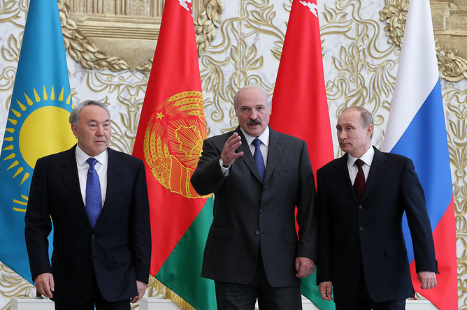 Нурсултан Назарбаев, Александр Лукашенко и Владимир Путин перед заседанием Высшего евразийского экономического совета