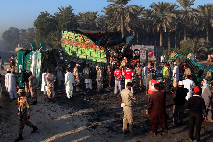 11&nbsp;ноября в&nbsp;Пакистане в&nbsp;провинции Синд произошла крупная автокатастрофа, унесшая жизни нескольких десятков людей. В&nbsp;результате аварии погибло 58&nbsp;человек. Среди них было 14&nbsp;женщин и восемь детей.