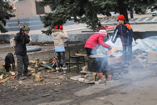 Дети в Дебальцево греют воду для чая