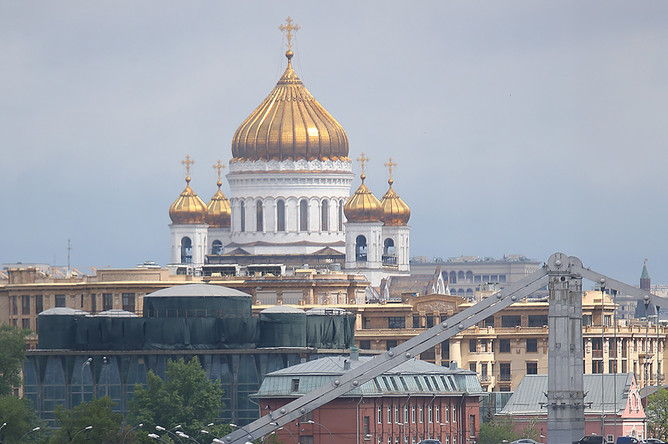 Участники забега на 21,1 км во время полумарафона по набережным столицы