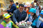 Владелец Bosco Михаил Куснирович угощает детей мороженым
