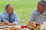 Владимир Путин во время встречи с работниками полевого стана агрофирмы «Дмитрова Гора»