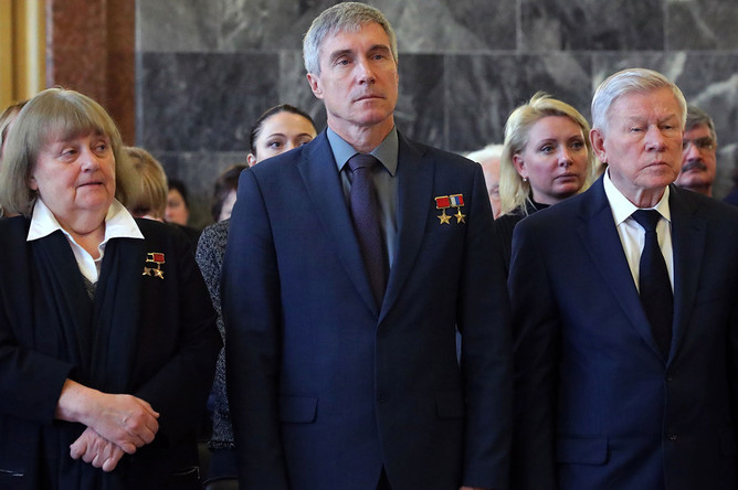Первая женщина, вышедшая в открытый космос, депутат Госдумы РФ Светлана Савицкая и исполнительный директор по пилотируемым космическим программам госкорпорации «Роскосмос», космонавт Сергей Крикалев (слева направо) во время прощания с космонавтом Алексеем Леоновым на Федеральном военном мемориальном кладбище