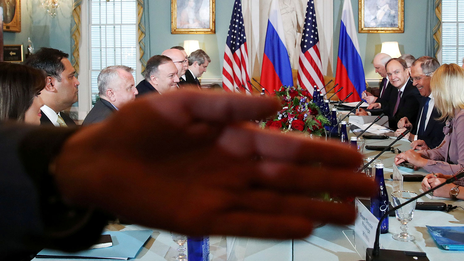 Репортеров просят покинуть зал перед началом переговоров госсекретаря США Майка Помпео и министра иностранных дел России Сергея Лаврова в Вашингтоне, 10 декабря 2019 года
