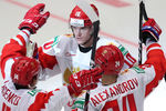 Игроки сборной России радуются заброшенной шайбе в матче 1/4 финала молодежного чемпионата мира по хоккею между сборными командами Швейцарии и России, 2 января 2020 года 