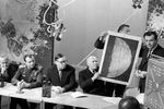 Летчики-космонавты СССР Алексей Леонов и Юрий Гагарин (на фото слева) на пресс-конференции, посвященной осуществлению мягкой посадки на Луну советской автоматической станции «Луна-9», 14 февраля 1966 года