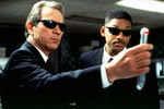 Томми Ли Джонс и Уилл Смит в сцене из фильма «Люди в черном» (1997)