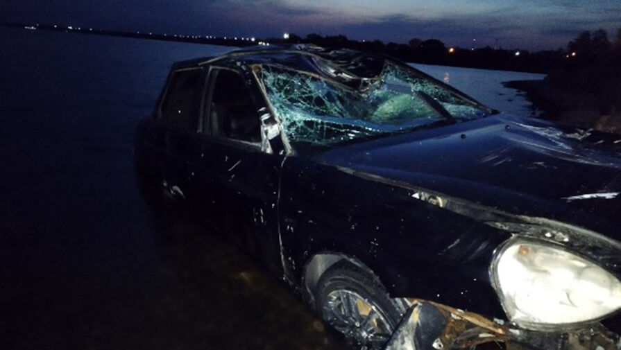 Lada Priora с молодыми пассажирами рухнула в обрыв реки Волги