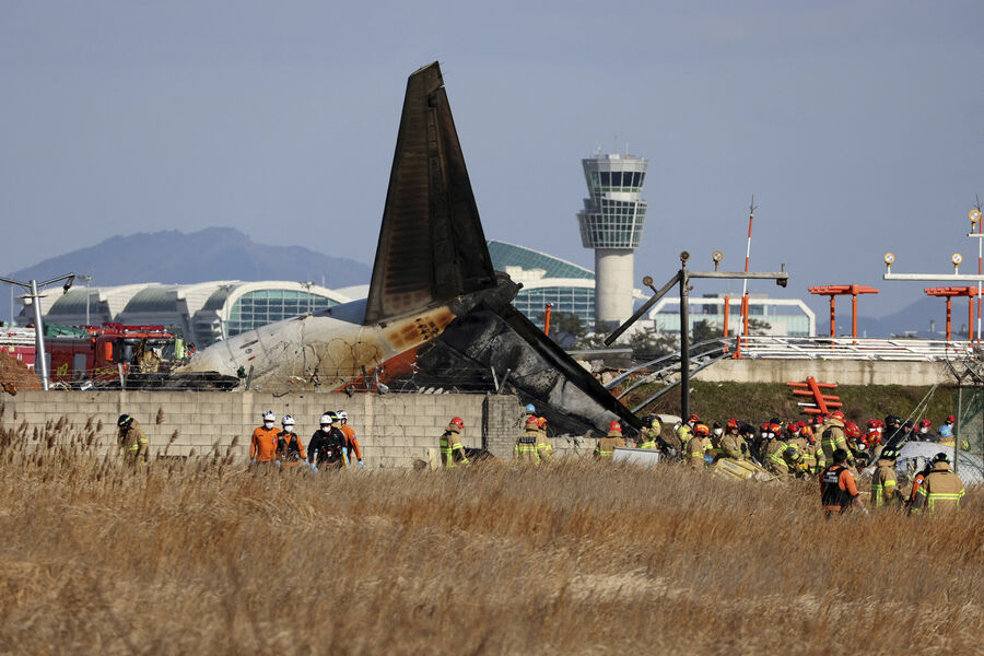 На&nbsp;месте крушения Boeing 737&nbsp;южнокорейской авиакомпании Jeju Air в&nbsp;аэропорту Муан, 29&nbsp;декабря 2024&nbsp;года