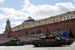 Танк Т-72Б3 на Красной площади в Москве на военном параде, посвященном 80-летию Победы в Великой Отечественной войне, 09 мая 2025 года