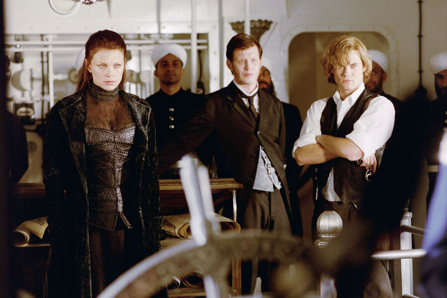 Пита Уилсон, Джейсон Флеминг и Шейн Уэст в&nbsp;сцене из&nbsp;фильма «Лига выдающихся джентльменов» (2003)