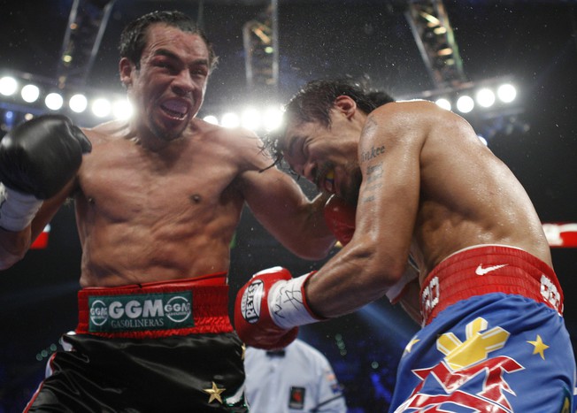 Филиппинец Мэнни Пакьяо сохранил чемпионский титул в&nbsp;полусреднем весе по&nbsp;версии WBO, решением судей победив мексиканца Мануэля Маркеса.