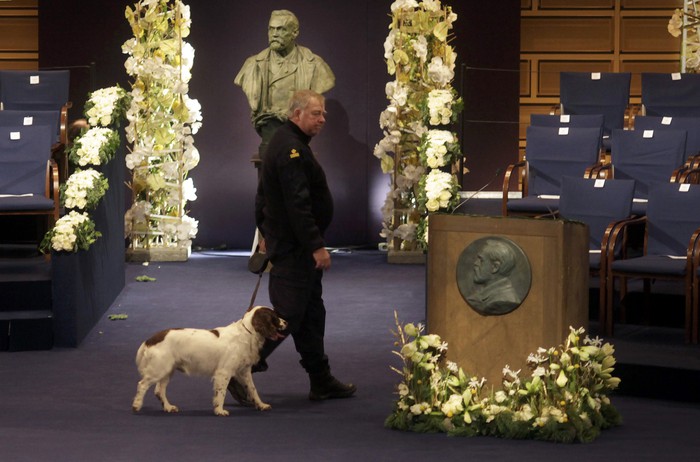 Охранник с&nbsp;собакой следят за&nbsp;безопасностью во время церемонии вручения Нобелевских премий