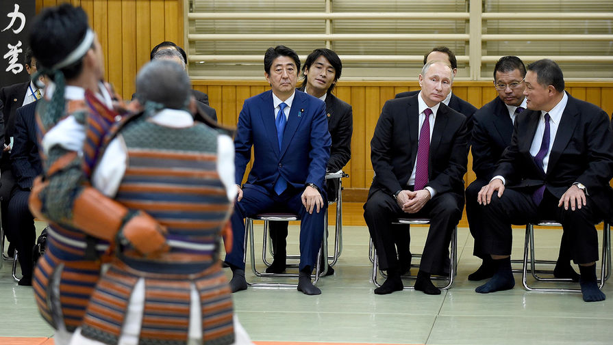 Владимир Путин и премьер-министр Японии Синдзо Абэ наблюдают за показательным выступлением дзюдоистов в институте дзюдо «Кодокан» в Токио
