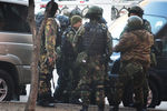 Бойцы СОБРа около здания приемной УФСБ России по Хабаровскому краю после вооруженного нападения, 21 апреля 2017 года
