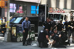 Полиция на месте наезда автомобиля на пешеходов на Таймс-сквер в Нью-Йорке, 18 мая 2017 года