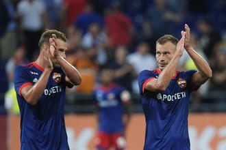 Защитники ЦСКА Василий и Алексей Березуцкие аплодируют своим фанатам после победы над греческим АЕК, которая позволила армейцам пройти в раунд плей-офф Лиги чемпионов