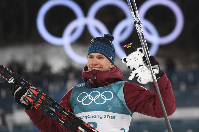 Российский спортсмен Александр Большунов после финиша спринта среди мужчин в полуфинальных соревнованиях по лыжным гонкам на Олимпиаде в Пхенчхане, 13 февраля 2018 года