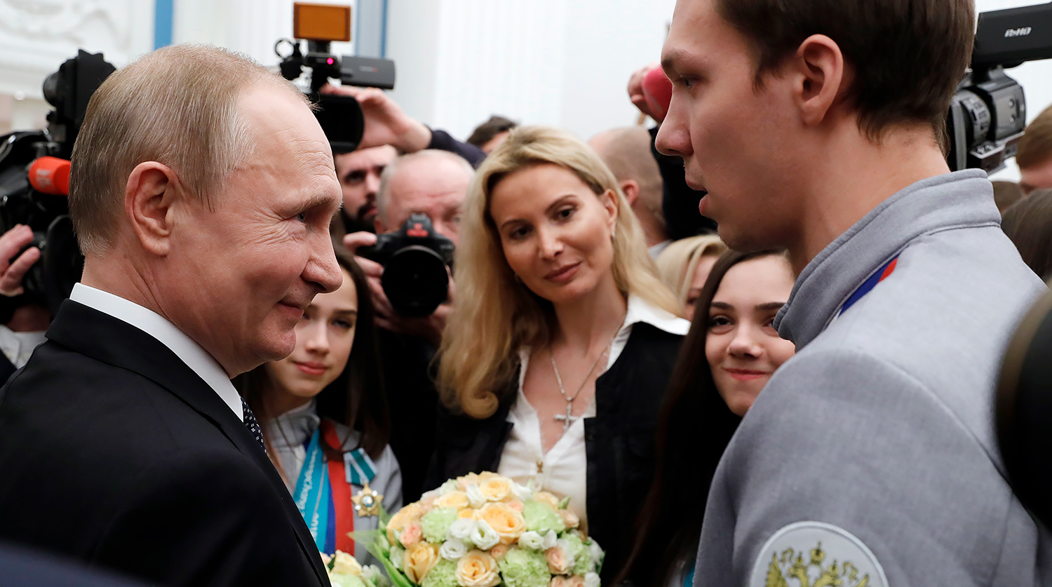 Владимир Путин и серебряный призер по фигурному катанию Дмитрий Соловьев на приеме в Кремле после церемонии вручения государственных наград победителям и призерам XXIII зимних Олимпийских игр в Пхенчхане, 28 февраля 2018 года