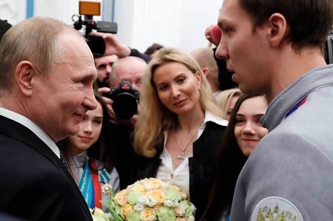 Владимир Путин и серебряный призер по фигурному катанию Дмитрий Соловьев на приеме в Кремле после церемонии вручения государственных наград победителям и призерам XXIII зимних Олимпийских игр в Пхенчхане, 28 февраля 2018 года